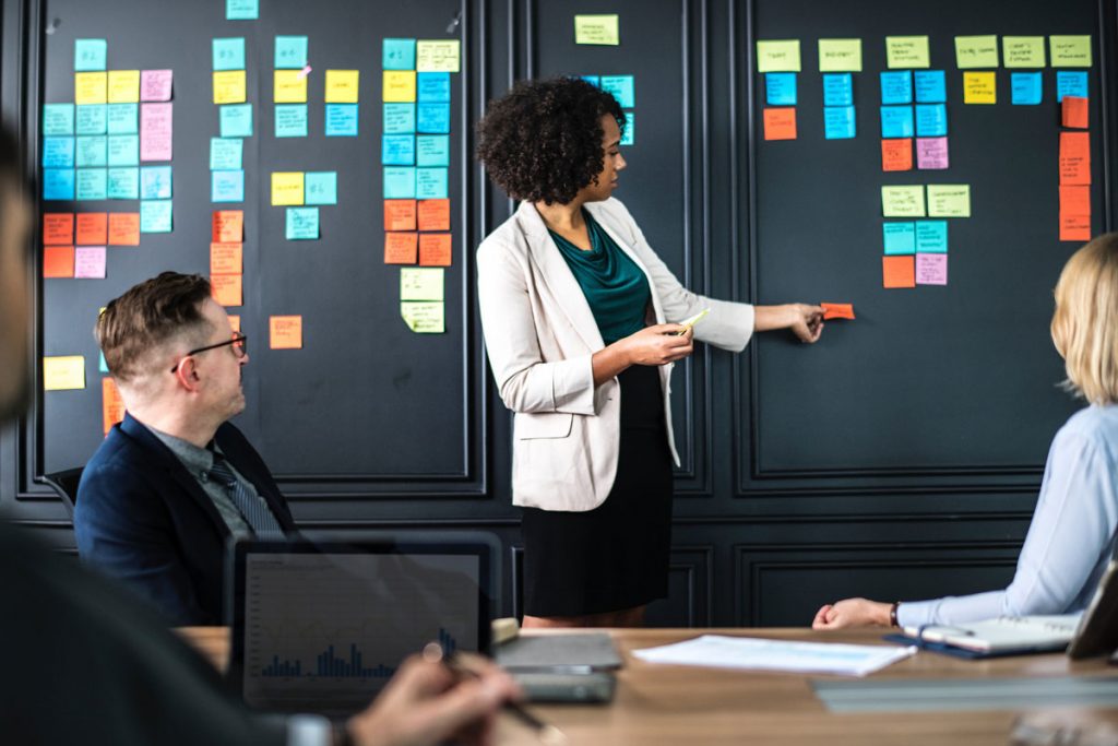 Pessoas em uma reunião de marketing, e discutindo estratégias que funcionam para atrair clientes e vender mais.