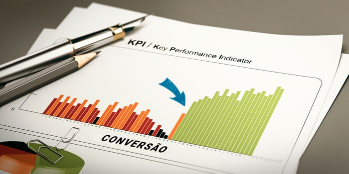 Gráfico de crescimento positivo impresso sobre uma mesa, com algumas canetas por cima. Demonstrando a efetividade da implantação do pré-vendas para vender mais.